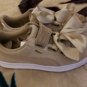 Ladies Suede Tan Pumas.